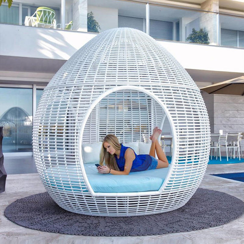 Outdoor Rattan Daybed Sofa – Waterproof Nest-Style Patio Furniture for Hotel, Terrace & Garden Use