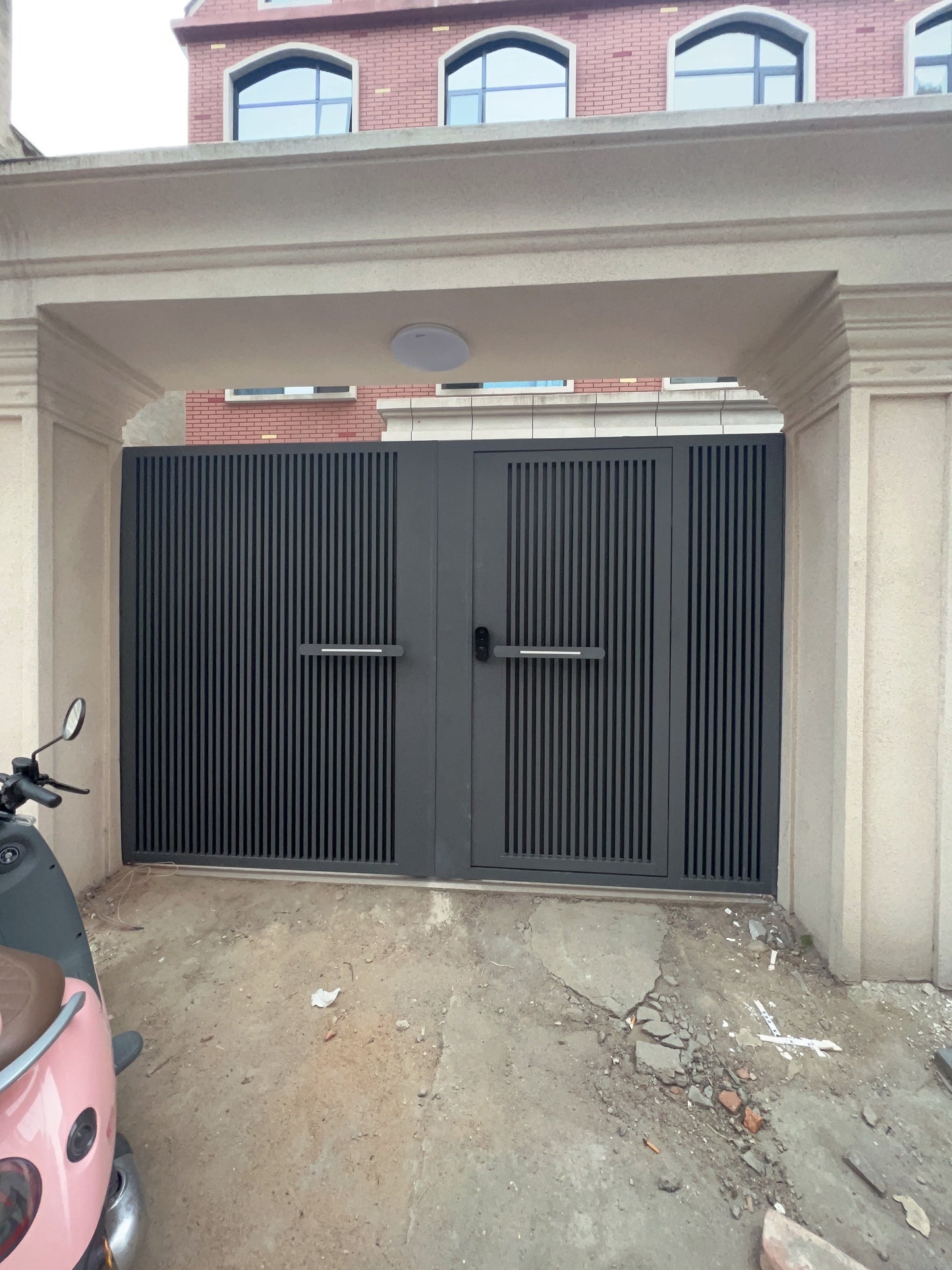 Wrought Iron & Aluminum Courtyard Gate – Modern Swing Gate for Villas and Garden Entrances